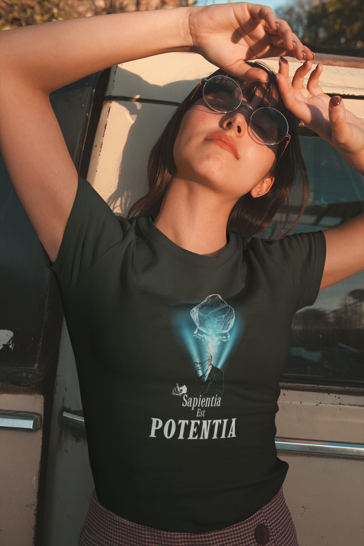 Sapientia Est Potentia Short Sleeve T-shirt